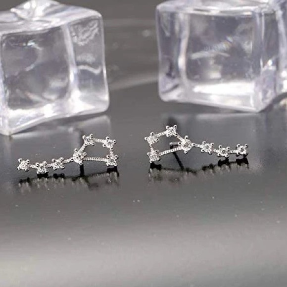 NEW Stylish Dipper Shaped Stud Diamond Earrings - Picture 4 of 4